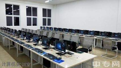 貴州經(jīng)貿(mào)職業(yè)技術(shù)學(xué)院 校園環(huán)境與計(jì)算機(jī)技術(shù)培訓(xùn)體驗(yàn)